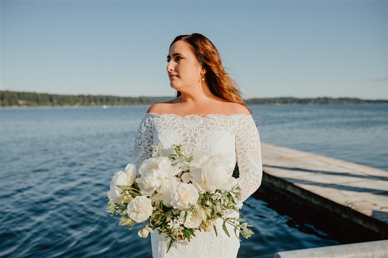 white brides bouquet made with peonies and garden roses