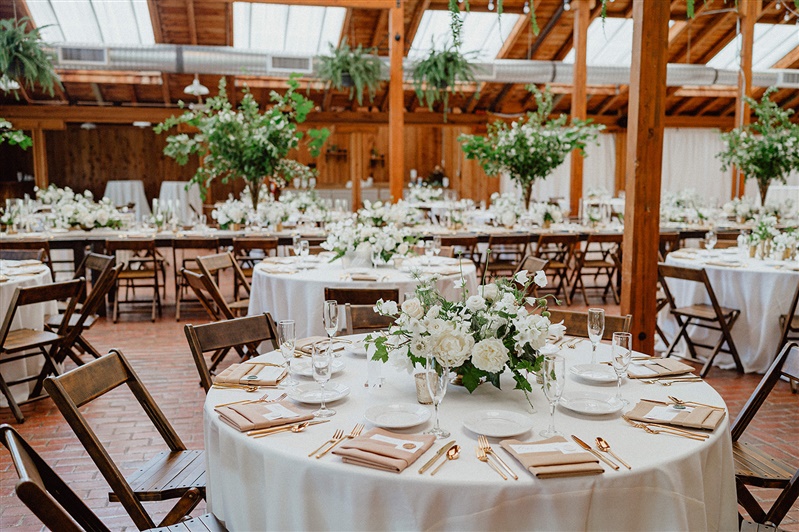 Round guest tables champagne accents and compotes of flowers