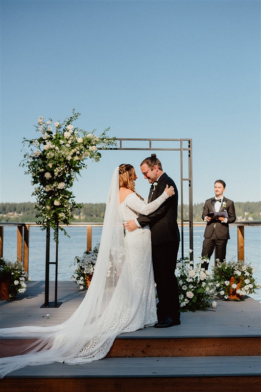 ceremony wedding flowers at Kiana lodge in Kitsap